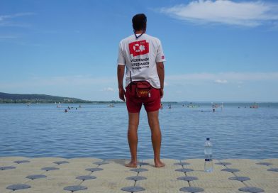 Rendkívüli terhelés alatt a vízimentők a tetőző hőségben