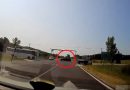 A vétlen sofőr súlyosan megsérült, mert a nő a navigációra figyelt – VIDEÓ
