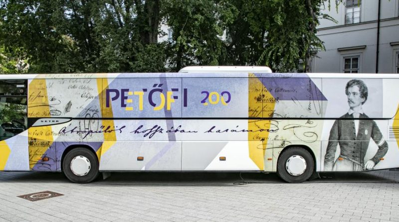 „Átröpűlök hosszában hazámon” – Petőfi-busz érkezik Marcaliba