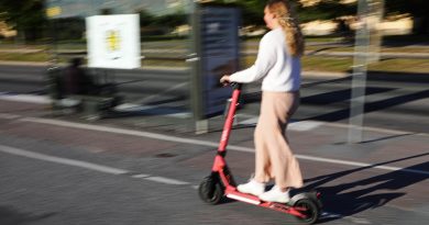 Szigorúbb szabályok jönnek az elektromos rollerekre: jogosítvány, korhatár és teljes tilalom a járdákon