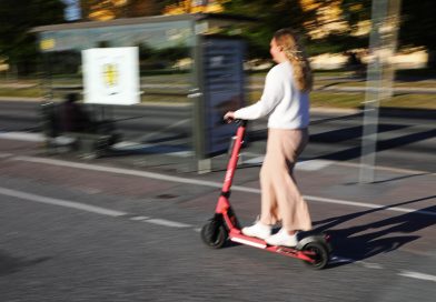 Szigorúbb szabályok jönnek az elektromos rollerekre: jogosítvány, korhatár és teljes tilalom a járdákon