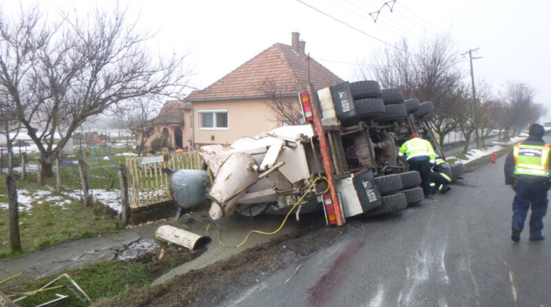 Árokba borult egy betonszállító Osztopánban