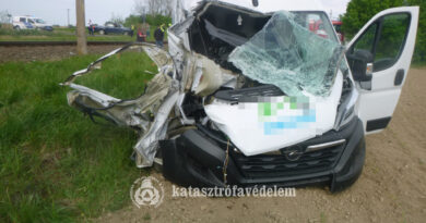 Személyvonattal ütközött össze egy kisteherautó Kaposújlaknál