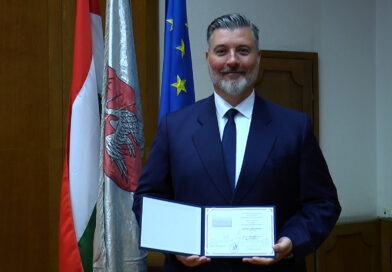 Kezdődhet a munka. Átvette megbízólevelét Bakos Csaba Attila, a Tisza Párt képviselője – VIDEÓ