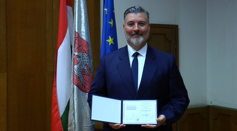 Kezdődhet a munka. Átvette megbízólevelét Bakos Csaba Attila, a Tisza Párt képviselője – VIDEÓ