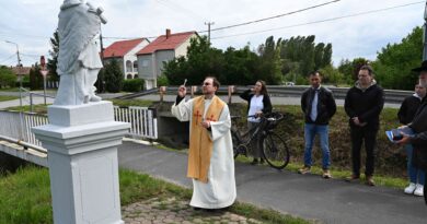 Megáldották a felújított Nepomuki Szent János szobrot