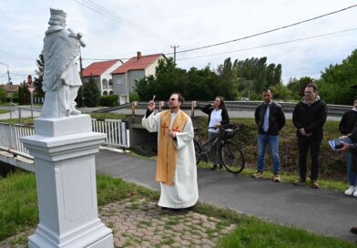 Megáldották a felújított Nepomuki Szent János szobrot