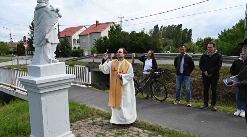 Megáldották a felújított Nepomuki Szent János szobrot