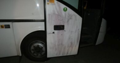 A buszsofőrön, és a buszon vezette le dühét három férfi Böhönyén.