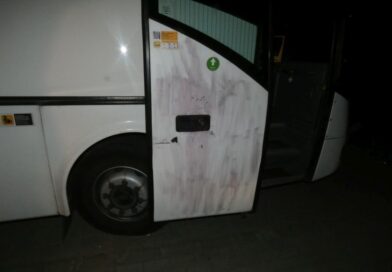 A buszsofőrön, és a buszon vezette le dühét három férfi Böhönyén.