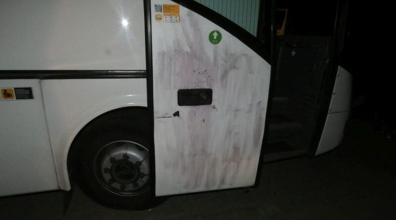 A buszsofőrön, és a buszon vezette le dühét három férfi Böhönyén.
