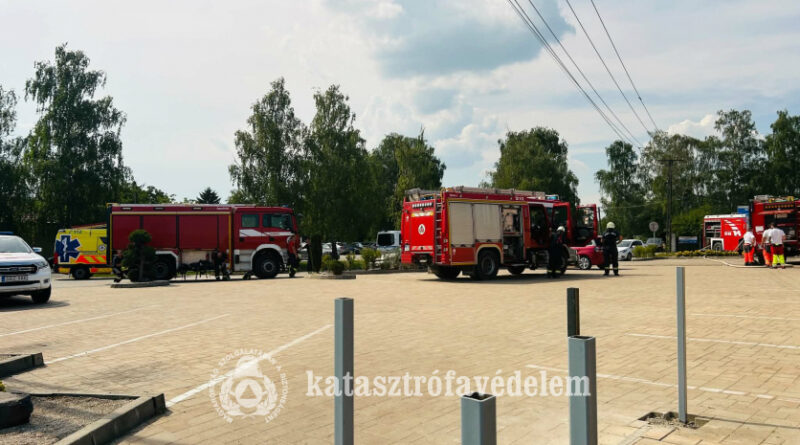 Dőlt a füst a tetőszerkezet alól