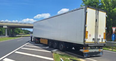 Megpihent kamionos, szürreális képsorok az M7-esen