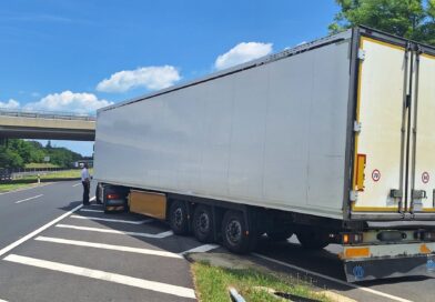 Megpihent kamionos, szürreális képsorok az M7-esen