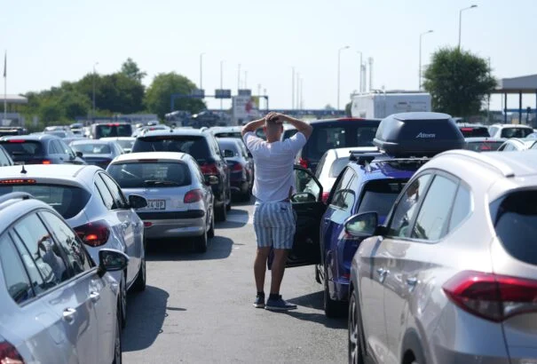 Rendkívüli hőség és kilométeres dugók nehezítik a tengerpartra vezető közlekedést Horvátországban