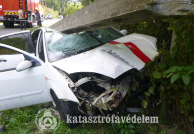 Oszlopnak hajtott egy autó Pusztakovácsiban