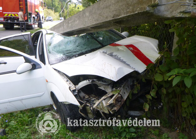 Oszlopnak hajtott egy autó Pusztakovácsiban