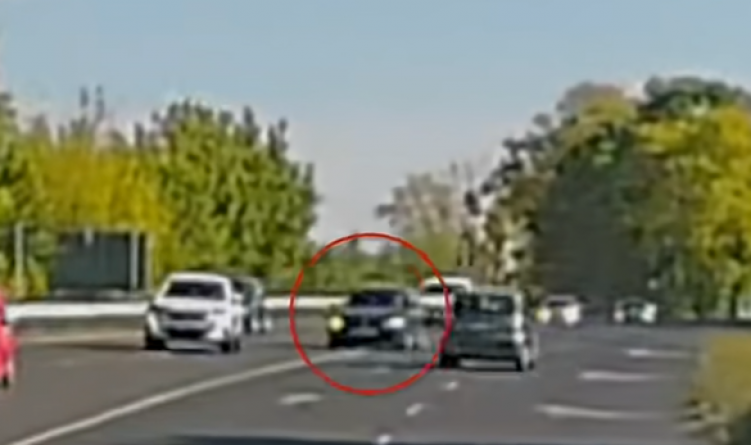 Frontális ütközést úszott meg a vétlen autós Jutánál – VIDEÓ
