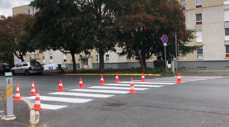 Újrafestik az útburkolati jeleket a városban – Vezessünk figyelmesen!