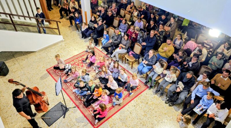 Az idei tanév első kakaókoncertjét tartották a Hidas Frigyes AMI-ban. 